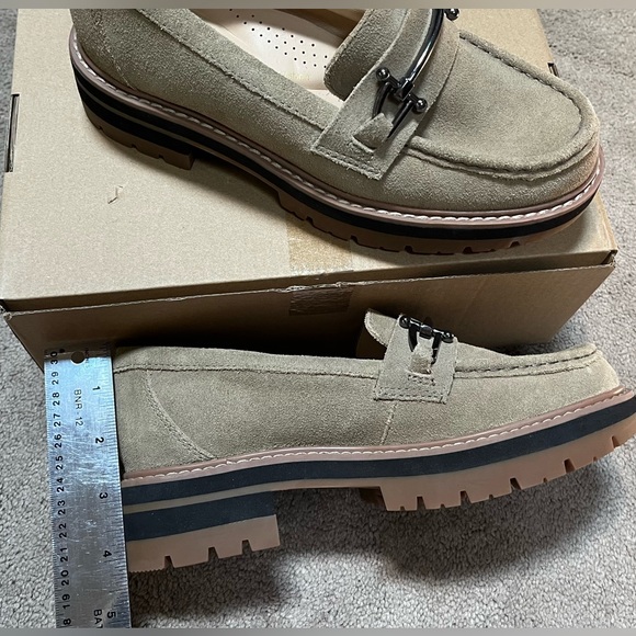 Clarks Women’s size 7 flat/loafer, tan suede, worn once - Picture 7 of 7